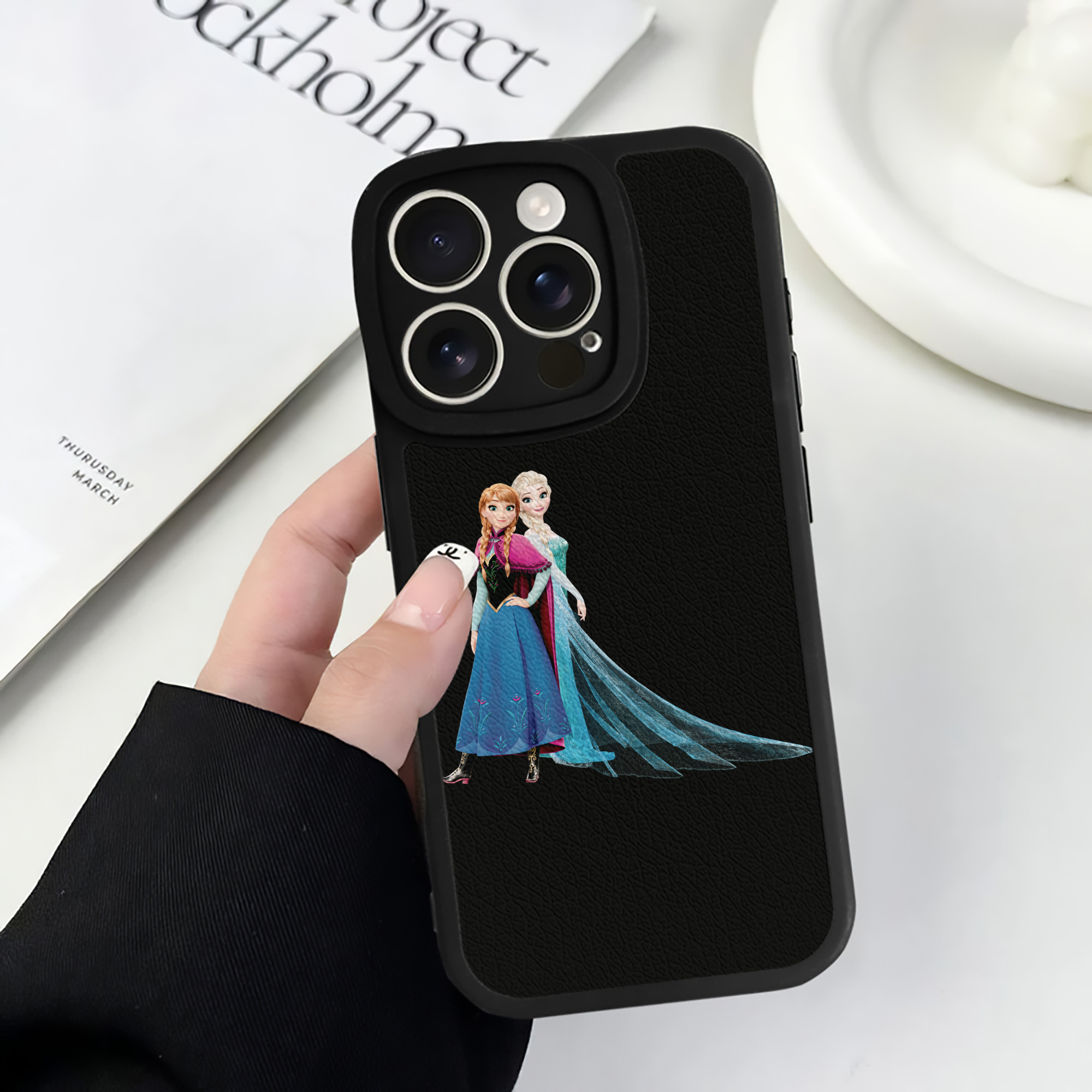 （画像用） アナと雪の女王 アンナ エルサ Frozen Anna Elsa 【iPhone 16シリーズ対応】シリコンスマホケース（レザー調） 材質：シリコン